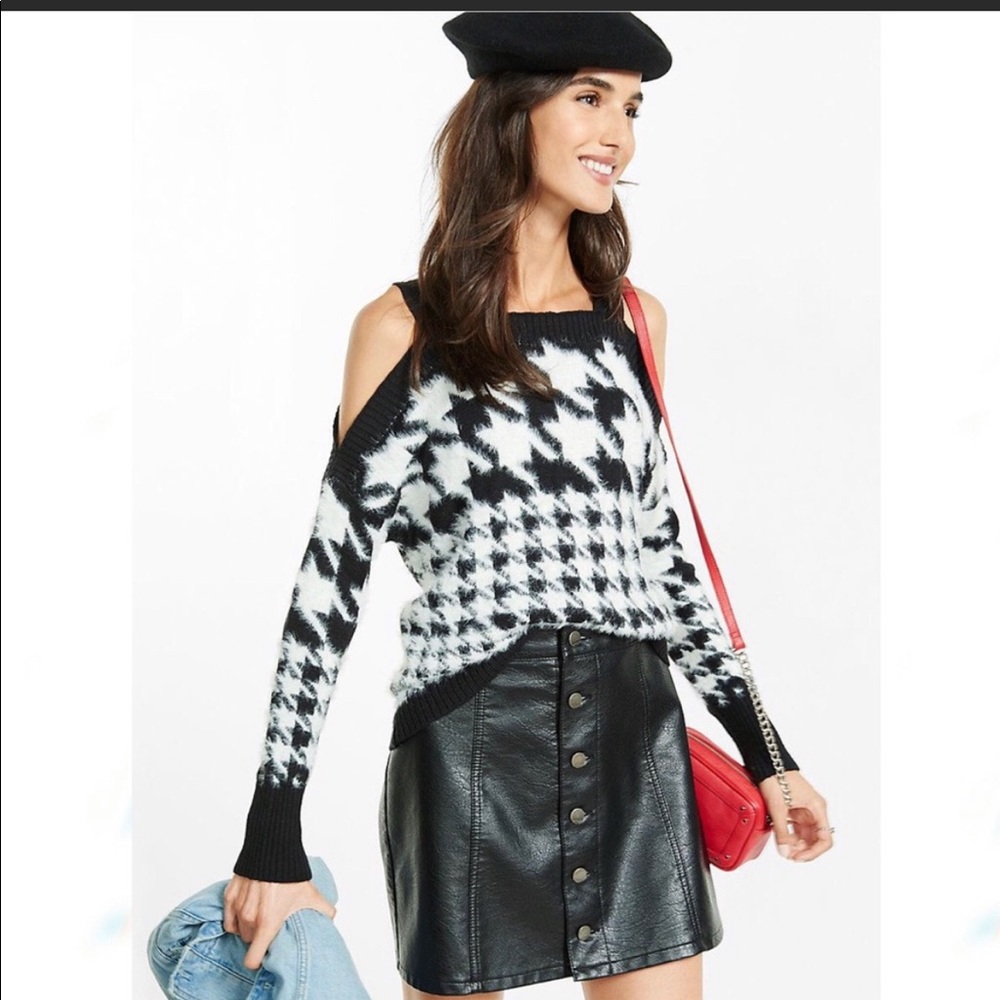 Super soft , houndstooth print fuzzy sweater